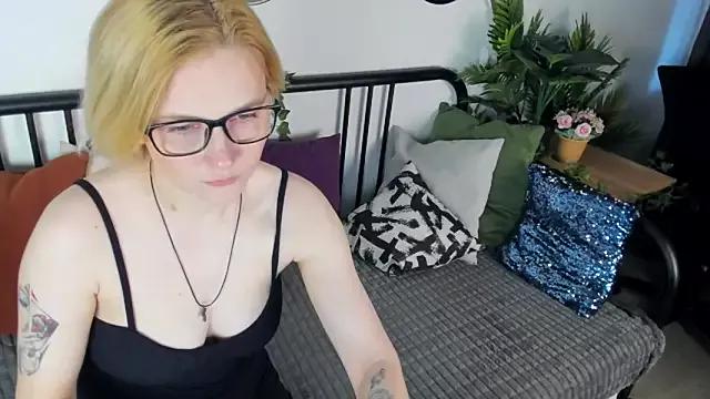 AliceMaurik from StripChat is Freechat