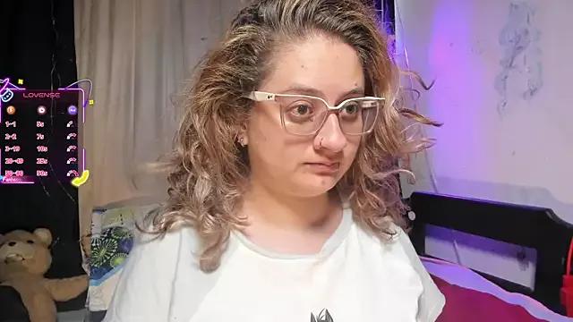 AnnieBigBoobs from StripChat is Freechat
