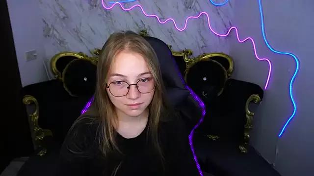 ArrinaWairr from StripChat is Freechat