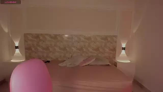 AshleyRoys from StripChat is Freechat