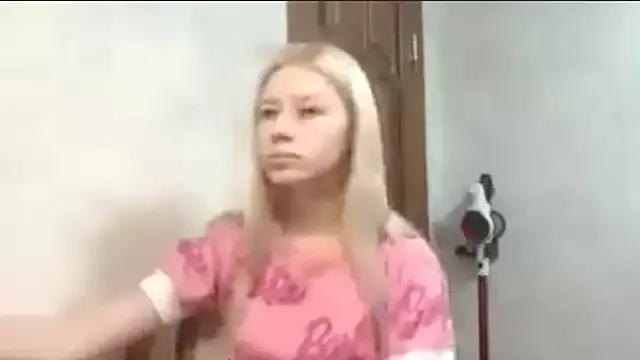 Barbie_Blondie from StripChat is Freechat