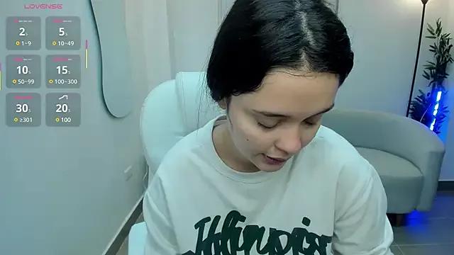 Bella-hadiid from StripChat is Freechat
