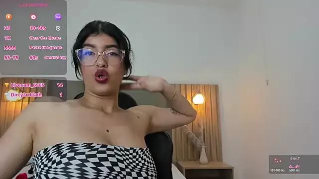 caroline_00403_ from StripChat is Freechat