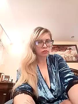 Crystal00Girl from StripChat is Freechat