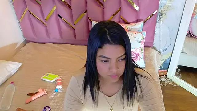 curvybrunnett from StripChat is Freechat