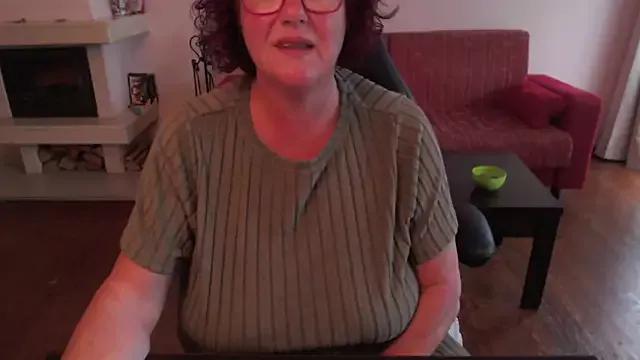CurvyMindy from StripChat is Freechat