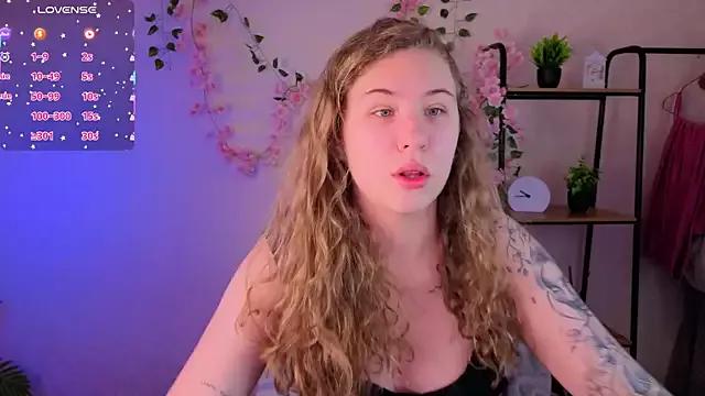 Elsie_Cutties from StripChat is Freechat