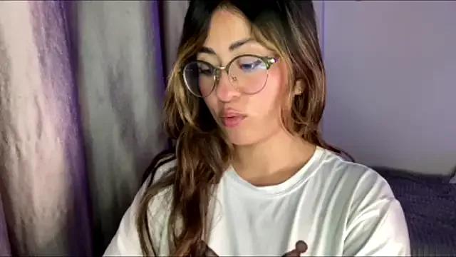 emma__bell_ from StripChat is Freechat