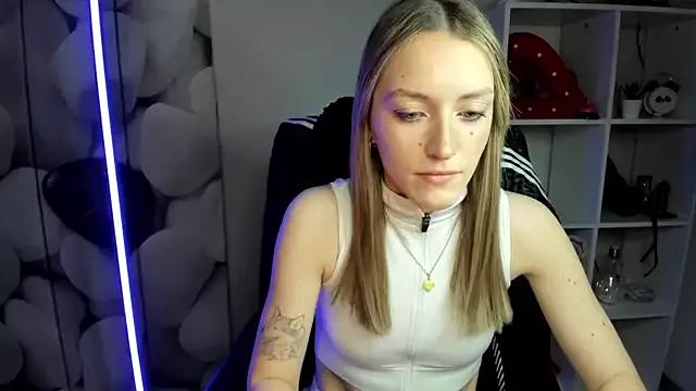 EvelynBlond from StripChat is Freechat