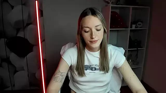 EvelynBlond from StripChat is Freechat