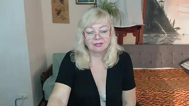 EvelynLoveShy from StripChat is Freechat