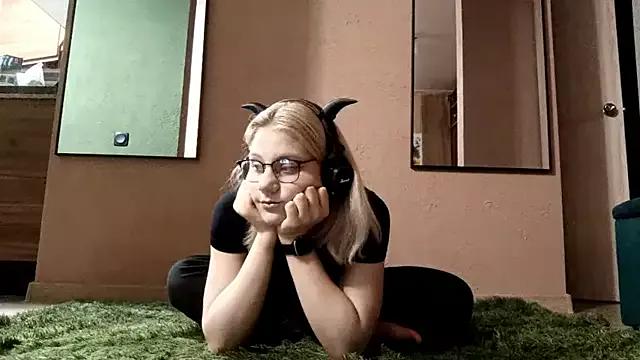 FoxStinging from StripChat is Freechat