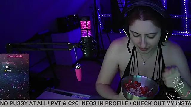 Gamergirl-Linela from StripChat is Freechat