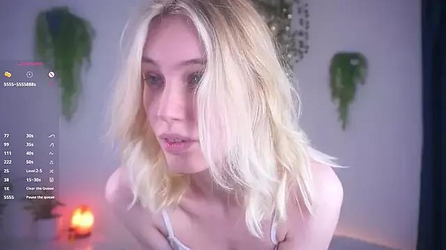 HoneyRay from StripChat is Freechat