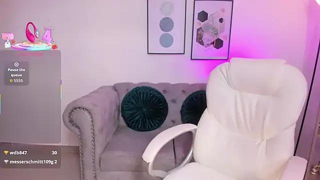 issi_loren from StripChat is Freechat