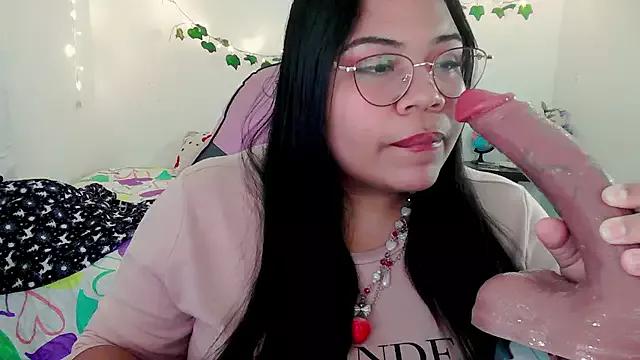 Juicy_elenxx from StripChat is Freechat