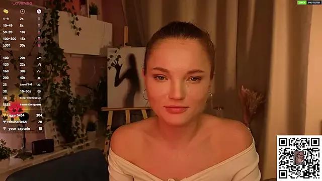 JulieLupo from StripChat is Freechat