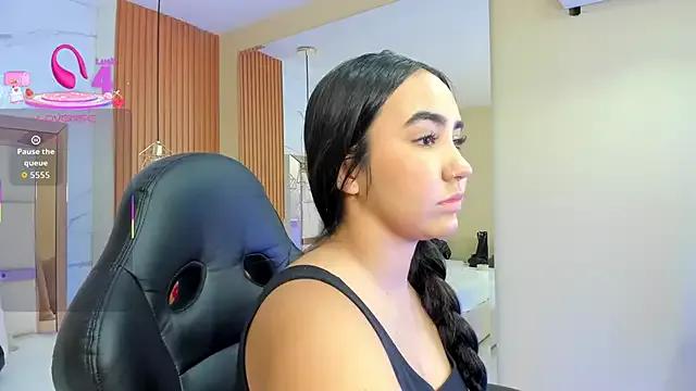 julieta_rosee from StripChat is Freechat