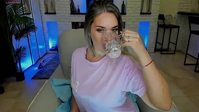 KittiLiza from StripChat is Freechat