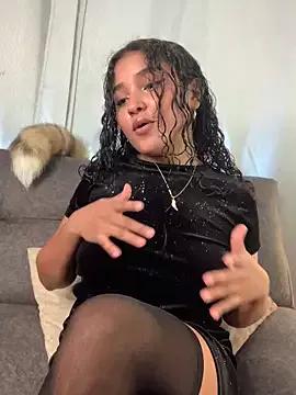 ladulcemary from StripChat is Freechat