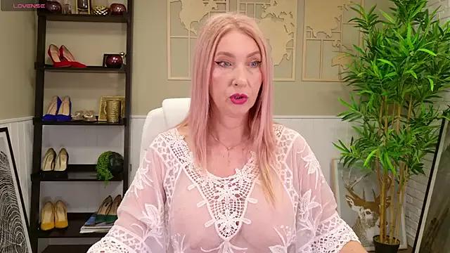 LadyLeea from StripChat is Freechat