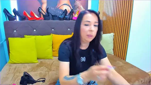 LauraSin from StripChat is Freechat