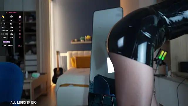LAUREL_HAZEL from StripChat is Freechat