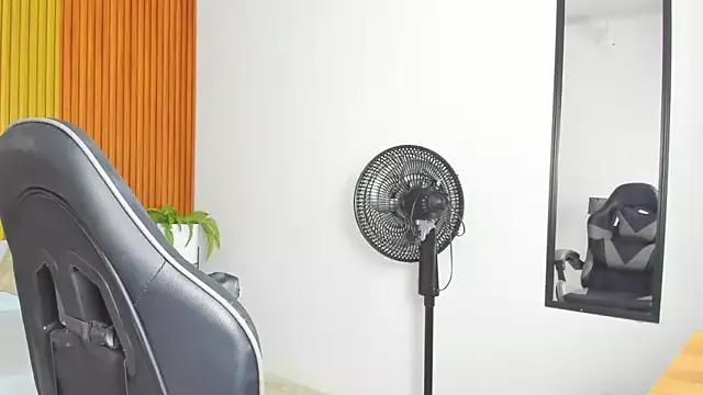 liliand_ from StripChat is Freechat