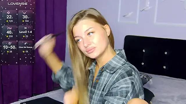 LindaBrilliant from StripChat is Freechat