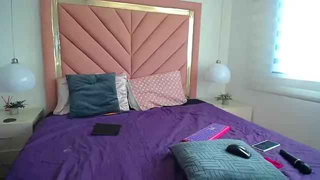 Lizzymontanaa from StripChat is Freechat