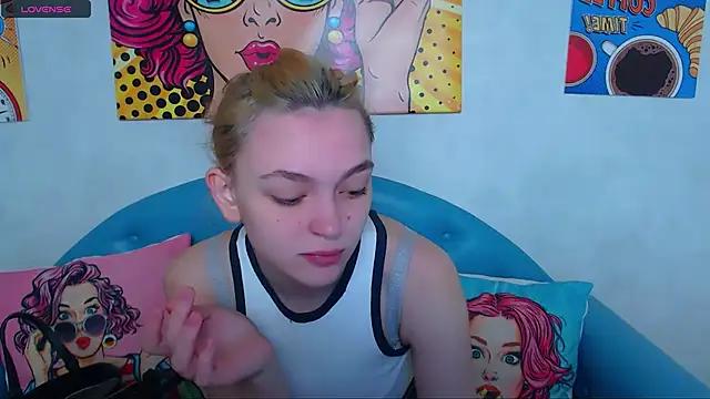 LucyGoldi from StripChat is Freechat