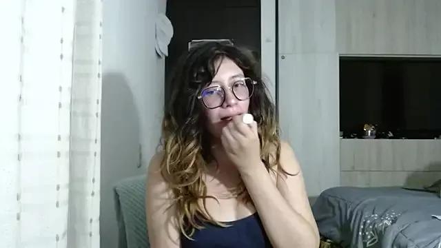 mariana124- from StripChat is Freechat