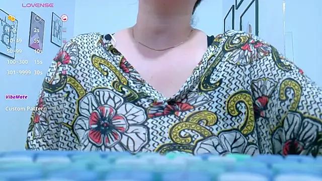 MommyHelpsmee from StripChat is Freechat