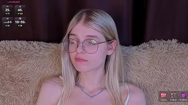 Photos of MonicaShiny from StripChat is Freechat