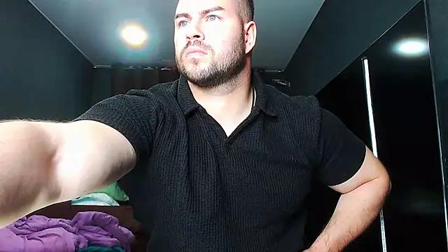 muscularjohnforuX from StripChat is Freechat