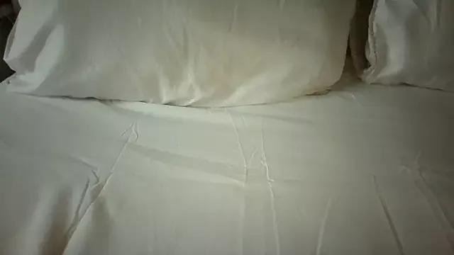 NaughtyMrsKnox from StripChat is Freechat