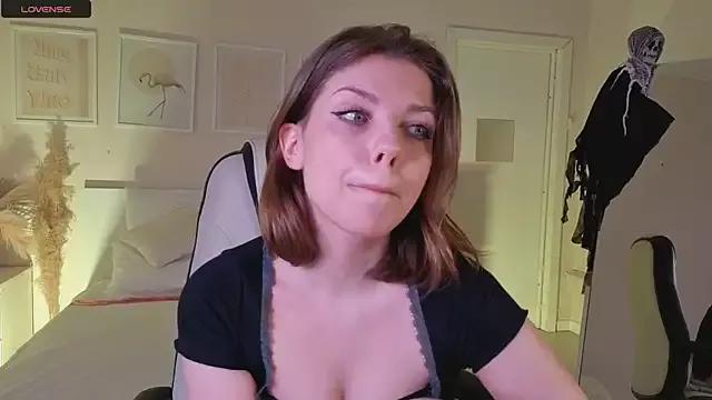 PollyRouge__ from StripChat is Freechat
