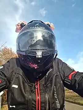 SarahSexyBiker from StripChat is Freechat