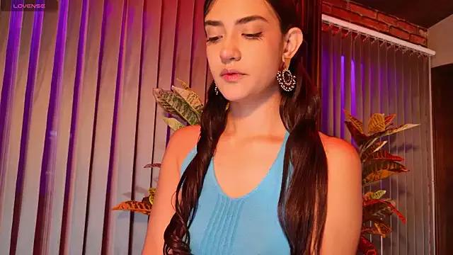 SeleneeEvanss from StripChat is Freechat