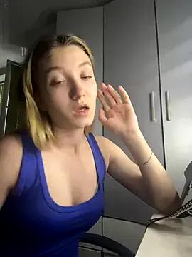SilverxKitty from StripChat is Freechat