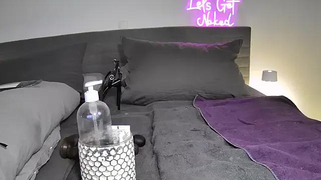 Sissy-Bee from StripChat is Freechat