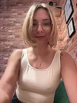 The_Snowwhitee from StripChat is Freechat