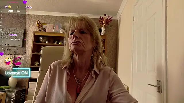 TopazCamgirl from StripChat is Freechat