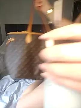UK_bella from StripChat is Freechat